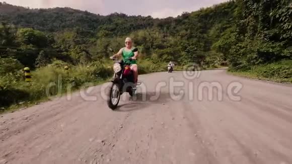 暑假旅行时骑摩托车上路的老人骑摩托车的长者视频的预览图
