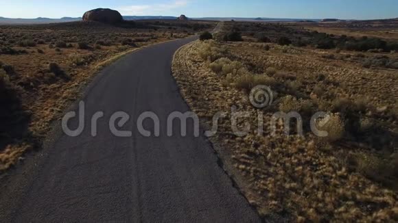 犹他州美丽的沙漠路无人机空中高清视频飞行沿一条铺好的道路视频的预览图