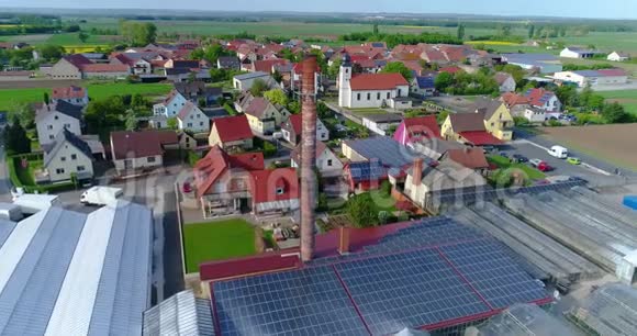 一座工业建筑屋顶上的太阳能电池板欧洲城市温室欧洲农业视频的预览图