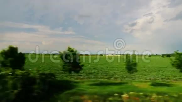 从车窗上可以看到风景如画的乡村和田野10位ProRes编解码器视频的预览图