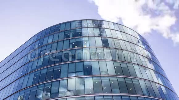 商业建筑玻璃摩天大楼和云时间流逝4k视频的预览图