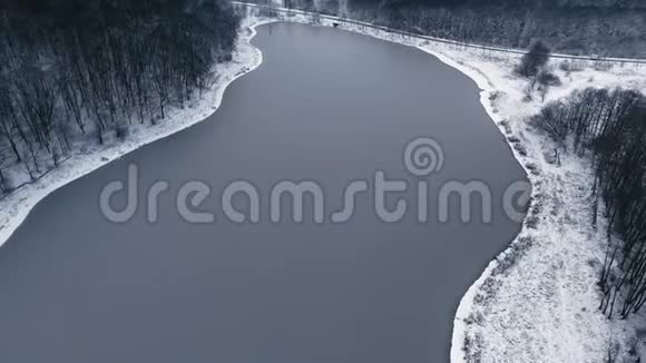 冬天的河流下雪的冬天无人驾驶飞机的冬季射击视频的预览图