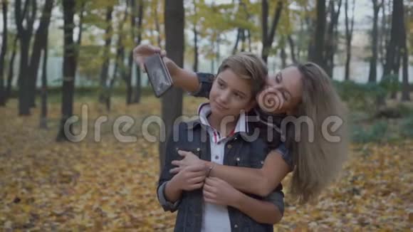 秋天公园的幸福家庭自拍视频的预览图