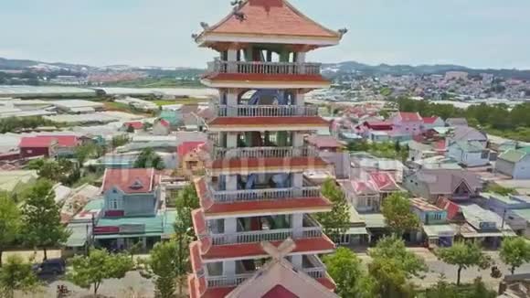 Drone展示亚洲风格的现代教堂钟楼视频的预览图