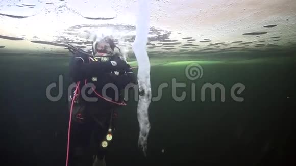 在白海冰的双底水下冰柱附近潜水视频的预览图