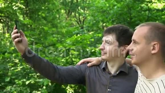 两个年轻人在森林里自拍视频的预览图