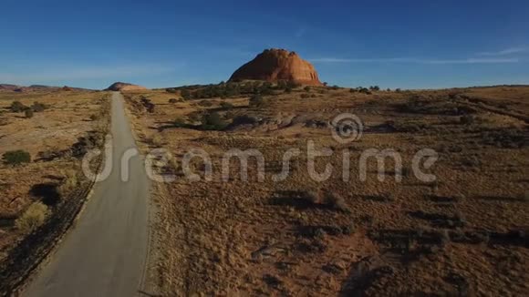 犹他州摩押沙漠空中高清视频飞行接近彩色整体岩石视频的预览图