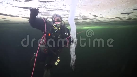 在白海冰的双底水下冰柱附近潜水视频的预览图