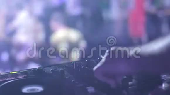 DJ手控音响设备人们在舞池跳舞视频的预览图