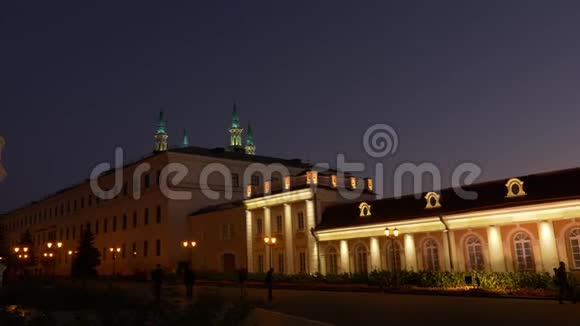 喀山克里姆林宫俄罗斯夏季晚会库尔谢里夫清真寺塔顶放大手持镜头视频的预览图