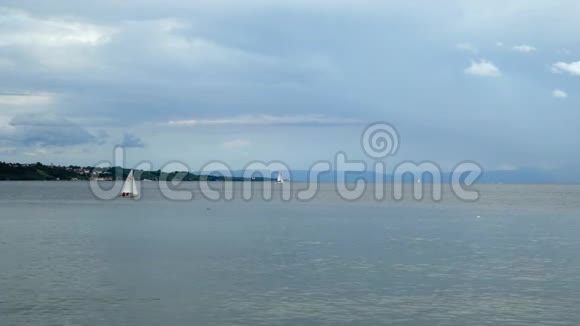 博登塞湖在阴天游艇在那里游泳在地平线上你可以看到梅尔斯堡的港口城市视频的预览图