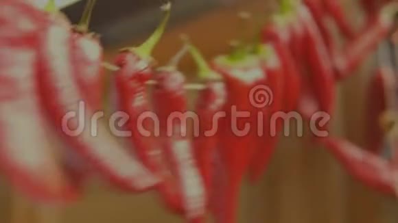 红干辣椒挂在铁丝上晾干近距离射击视频的预览图