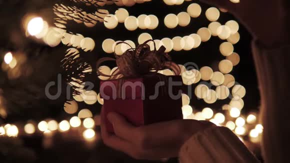 女性打开红色圣诞礼盒里面有金色的魔力光视频的预览图