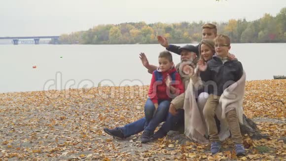 幸福的家庭在秋天公园挥手视频的预览图