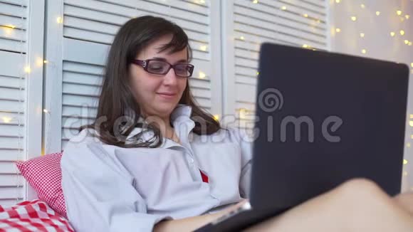 女人在笔记本电脑上聊天微笑着视频的预览图