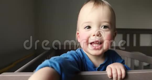 婴儿床上的婴儿环顾四周微笑着视频的预览图