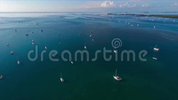 小型豪华游艇摩托艇在平静的深蓝色海水中航行在空中无人机无尽的地平线上海景天际线视频的预览图