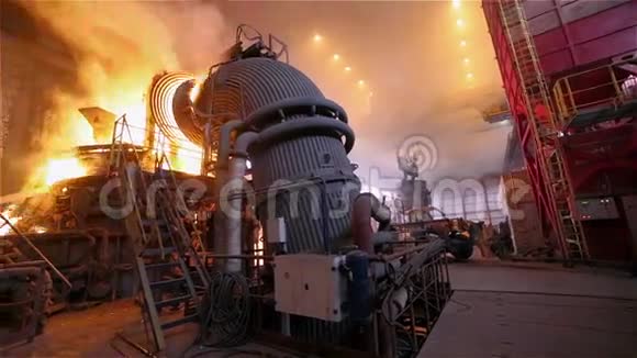 钢铁厂燃烧炉火焰火花和烟雾广泛的全景视频的预览图
