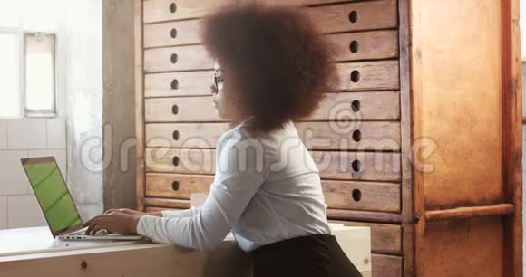 在办公室里有两个非洲头发的黑人妇女在工作过程中闲聊视频的预览图