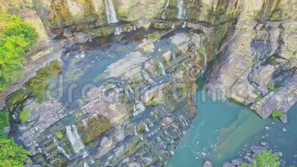 从岩石到蓝水的近景瀑布视频的预览图