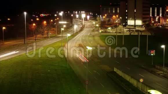 冬季夜晚德国汉诺威街上的交通时光流逝视频的预览图