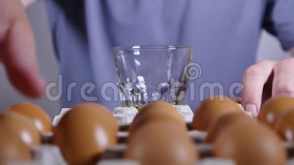 男人手把鸡蛋打碎成玻璃杯慢动作视频的预览图