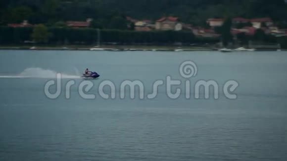 高速水上自行车赛视频的预览图