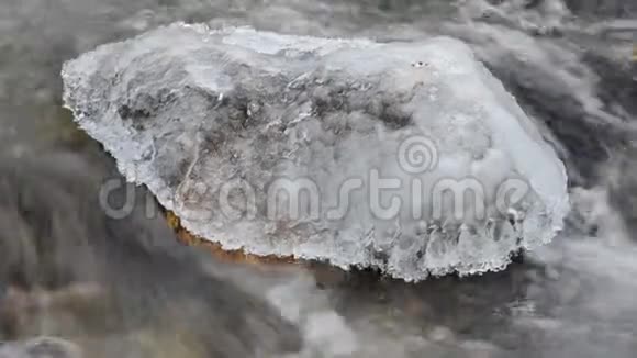 挪威北部冬季厚厚的冰雪覆盖的山涧石视频的预览图