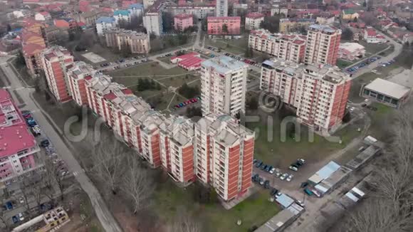 空中无人机视频飞越城镇建筑视频的预览图