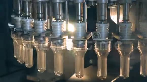 塑料形式的PET瓶加热在工业PET吹设备视频的预览图