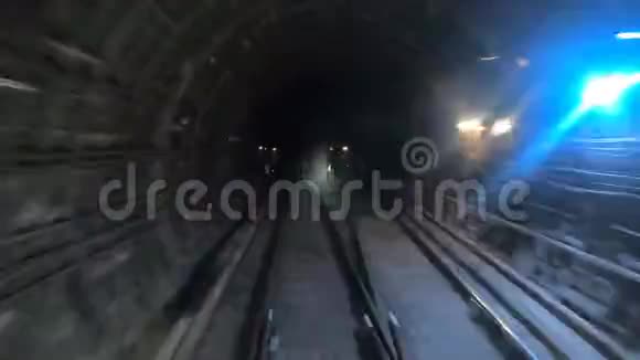 从铁路客舱的角度在现代化城市的一条隧道里乘坐快速地下列车时间流逝视频的预览图