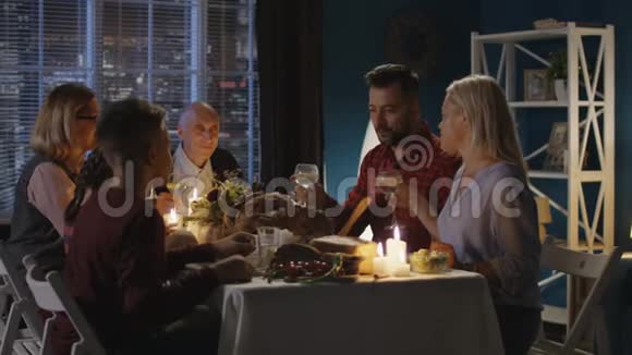 一家人一起吃感恩节晚餐视频的预览图