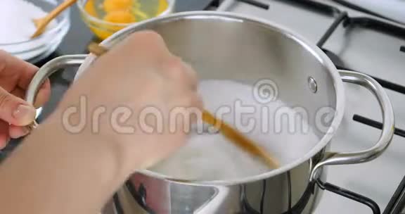 焦糖酱的糖融化视频的预览图