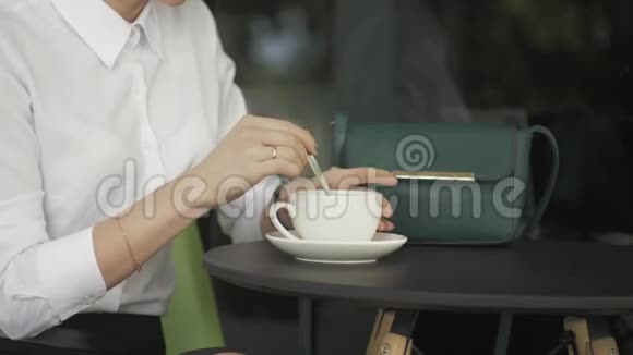 带杯子的街头咖啡馆年轻美女视频的预览图
