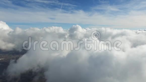 空中无人机4k相机拍摄的美丽天空中飘浮着白云天空晴朗天空中的山景视频的预览图