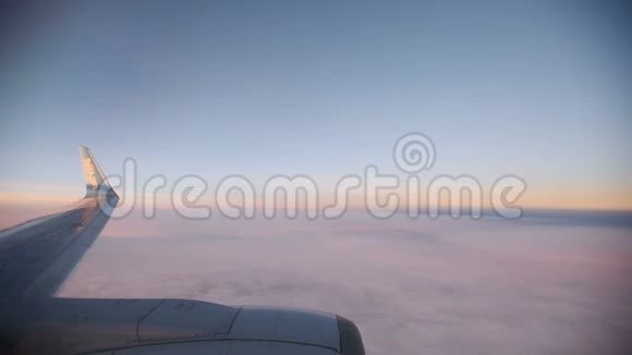 日落时分透过喷气式飞机的窗户看到了紫色的云高清视频高清晰度视频的预览图