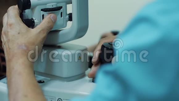 眼科医生检查病人的眼睛视频的预览图
