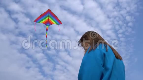 一个在蓝天上放风筝的女孩视频的预览图