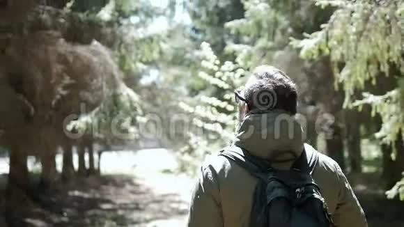 年轻的帅哥背包客hker旅游旅行者与行军背包姿态对抗夏季自然视频的预览图