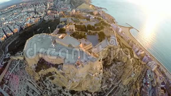一个的空中海洋和城堡景观视频的预览图