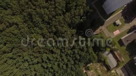 森林附近的多层房屋视频的预览图