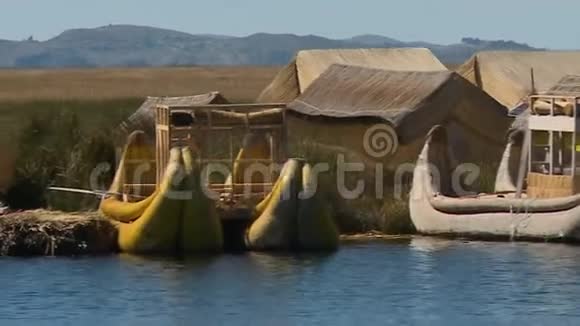 秘鲁提蒂喀喀湖漂浮的乌罗斯村视频的预览图