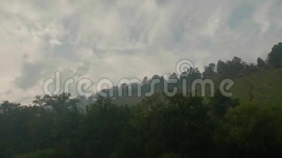 人骑着拉链线在山上从右到左几米的高度灰色的天空在后面视频的预览图