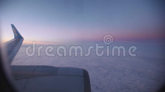 日落时分透过喷气式飞机的窗户看到了紫色的云高清视频高清晰度视频的预览图