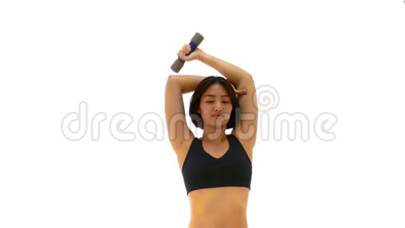 漂亮的泰国亚裔女运动员用一臂三头肌伸展姿势举起哑铃视频的预览图
