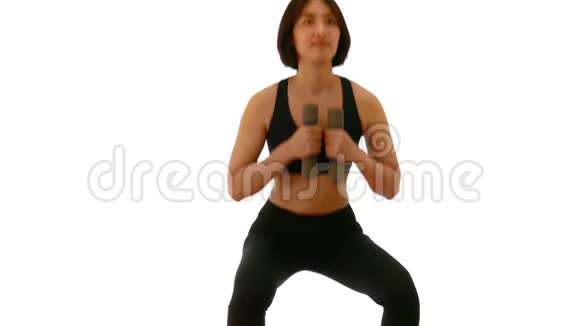 漂亮的泰国女运动员做哑铃拳双手姿势视频的预览图