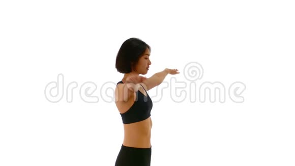 漂亮的泰国女运动员用风车式的运动姿势摆动双臂视频的预览图
