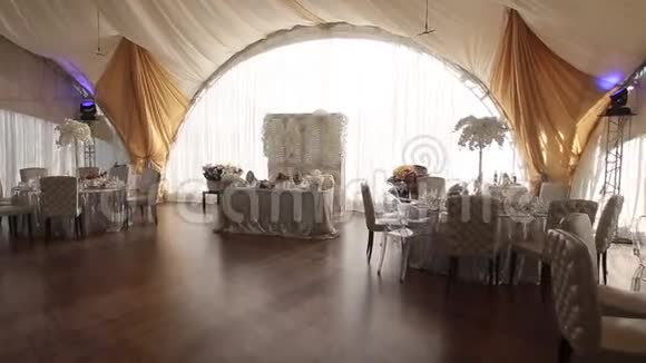 为客人准备的婚礼帐篷装饰的内部视频的预览图