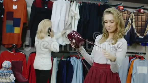 在配件部购物年轻女人看着一个红色的袋子在后台其他买家视频的预览图
