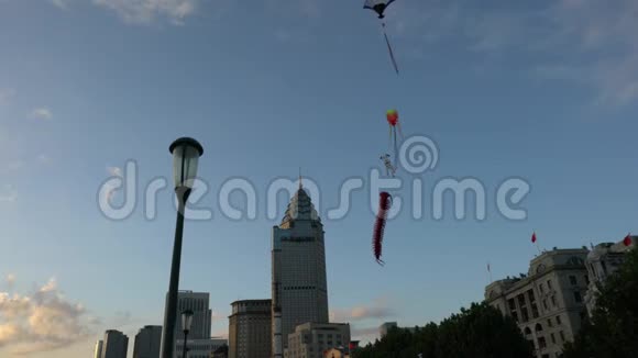 早上在上海的威坦或外滩玩风筝视频的预览图